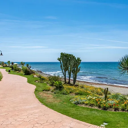 Апартаменти Luxury Salinas Beachside